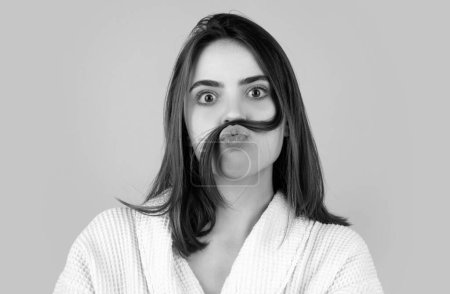 Téléchargez les photos : Femme drôle avec des moustaches de cheveux. Coiffure, concept de coiffure - en image libre de droit