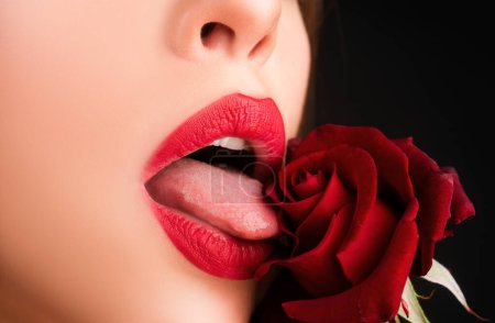 Téléchargez les photos : Lèvres lèchent rose gros plan. Belle femme lèvres avec rose - en image libre de droit