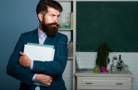 Téléchargez les photos : Portrait d'un enseignant caucasien confiant en classe. Homme tuteur ou jeune professeur - en image libre de droit