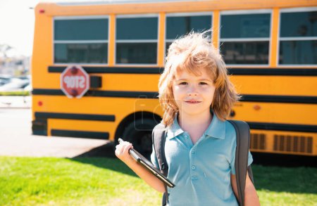 Foto de De vuelta a la escuela. Niño feliz cerca del autobús escolar. lindo escuela chico potrait - Imagen libre de derechos
