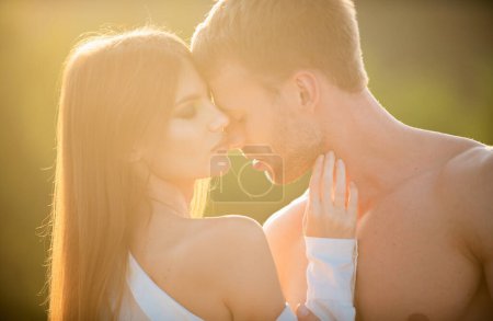 Téléchargez les photos : Un baiser sensuel. Homme embrassé tendre femme au coucher du soleil. Portrait sensuel de jeunes couples amoureux. Couple aimant embrasser et embrasser - en image libre de droit