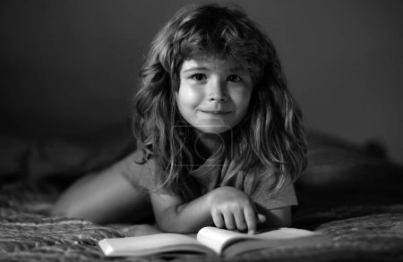 Foto de Libro de lectura infantil. Niño soñando leer cuentos, cuentos de hadas o cuentos de hadas - Imagen libre de derechos