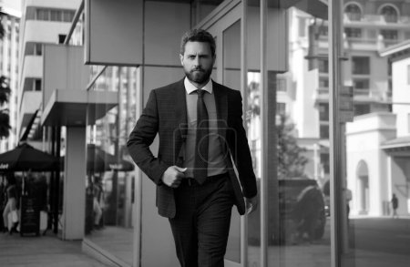Foto de Empresario caminando. Retrato del hombre de negocios frente a la oficina moderna - Imagen libre de derechos