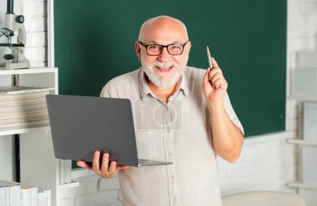 Photo for Excited senior teacher lecturer greeting students at workshop. Amazed surprised face of funny professor. Elderly education and retired knowledge concept - Royalty Free Image