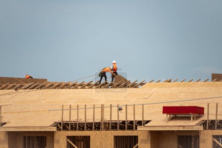 Téléchargez les photos : Toiture du constructeur de toiture sur la structure du toit - en image libre de droit