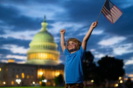 Foto de Niño con bandera americana en Washington DC, capitolio, edificio del congreso. Los estadounidenses celebran el 4 de julio. American Kid sostiene la bandera de Estados Unidos. Día de la Independencia, Día de la Bandera Americana - Imagen libre de derechos