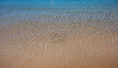 Foto de Playa con arena dorada, agua de mar turquesa. Vistas panorámicas al mar. Fondo natural para vacaciones de verano - Imagen libre de derechos