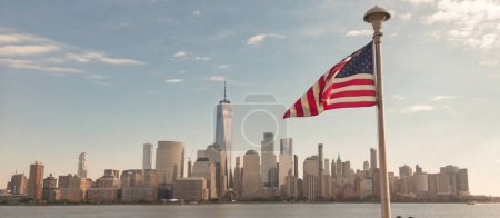 Foto de Manhattan, Nueva York vista aérea. Bandera americana en Nueva York. Memorial Day, Veterans Day, 4 de julio en Nueva York. Bandera americana ondeando cerca de la ciudad de Nueva York, vista de Manhattan. Ciudad de Nueva York, Manhattan skyline - Imagen libre de derechos