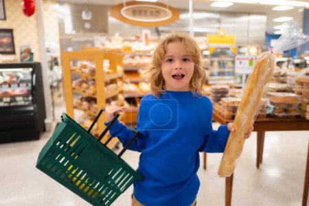 Foto de Niño en el supermercado de verduras. Pequeño niño eligiendo comida en la tienda o tienda de comestibles - Imagen libre de derechos