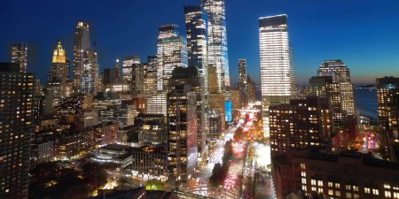 Foto de Vista famosa de la ciudad de Nueva York desde el dron. Noche Nueva York desde arriba. Panorama nocturno de Nueva York, horizonte de Nueva York al atardecer. Rascacielos de Manhattan. Edificio famoso de Nueva York. Tráfico nocturno en NY - Imagen libre de derechos