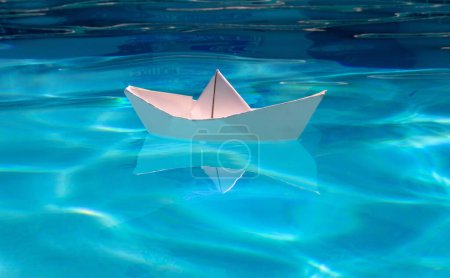 Téléchargez les photos : Navire Origami. Bateau en papier blanc dans l'eau de mer claire - en image libre de droit