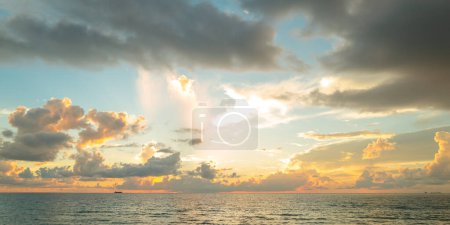 Téléchargez les photos : Sunrise sea. Mer calme avec un ciel couchant à travers les nuages. Méditation océan et fond du ciel. Paysage marin tranquille. Horizon sur l'eau de mer au coucher du soleil. Mer calme avec coucher de soleil - en image libre de droit