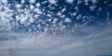 Foto de Calma nubes del cielo, temporada de verano al aire libre. Cielo nublado. Cielo azul ciano vívido con nubes en el horizonte del día del ambiente vista del horizonte. Nubes blancas sobre fondo de cielo blando. Cielo nublado blanco - Imagen libre de derechos