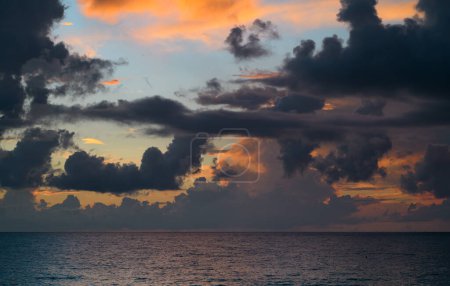Foto de Nubes de tormenta oscura de fondo. Cielo de nubes oscuras dramáticas. Cielo tropical nublado oscuro al atardecer fondo marino. Tormentoso cielo nublado - Imagen libre de derechos