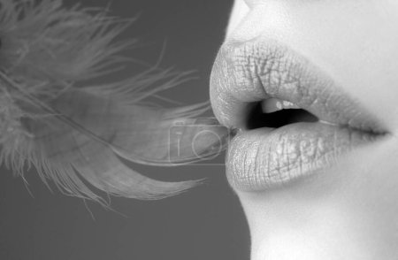 Foto de Protección labial. Primer plano de los labios sanos de la mujer. Inyecciones de cosmetología. Plástico de belleza. Lápiz labial de aceite natural - Imagen libre de derechos