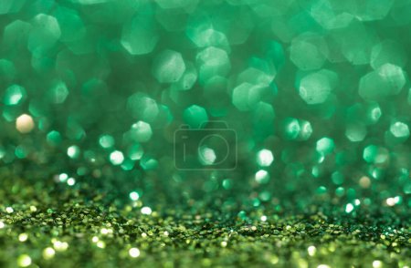 Téléchargez les photos : Vert printemps fond scintillant. Des étincelles colorées. Publicité abstraite - en image libre de droit