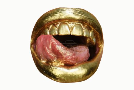 Téléchargez les photos : Lèvres dorées, bouche métallique dorée. Soins dentaires, dents dorées et sourire, dents dorées dans la bouche. Bouche ouverte, la langue touche les dents - en image libre de droit