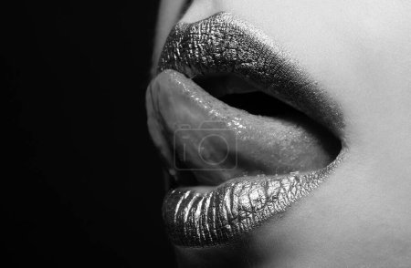 Foto de Labios. Los cosméticos hacen publicidad. Hermosos labios rojos perfectos femeninos - Imagen libre de derechos