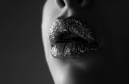 Téléchargez les photos : Maquillage des lèvres lumineux. Des lèvres de beauté aux paillettes. Cosmétique de luxe - en image libre de droit