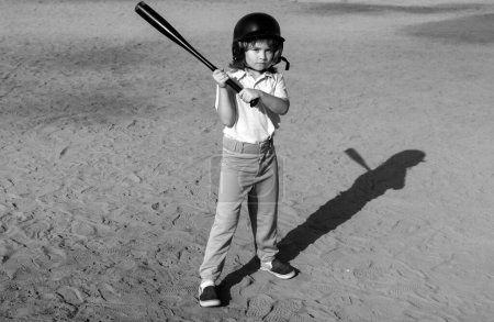 Un gamin tenant une batte de baseball. Pitcher enfant sur le point de jeter dans le baseball des jeunes