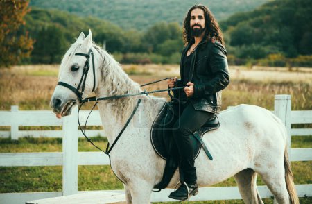 Téléchargez les photos : Équitation. Homme sexy étalon à cheval dans la campagne - en image libre de droit