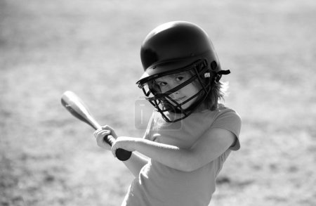 Téléchargez les photos : Portrait d'enfant en casque de baseball et batte de baseball prêt à batte - en image libre de droit