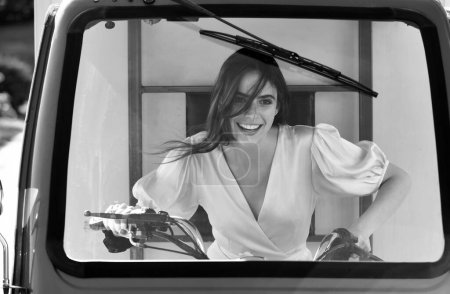 Téléchargez les photos : Femme souriante dans une drôle de voiture. Voitures électriques - en image libre de droit