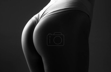 Téléchargez les photos : Woman ass with clean skin. Female buttocks ass without cellulite. Laser removal treatment. Anti-cellulite body massage for butt - en image libre de droit