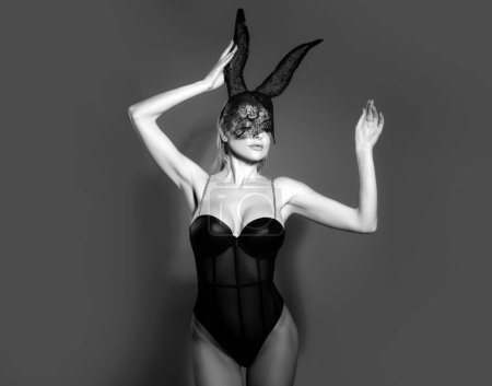 Foto de Mujer conejita sexy. Modelo de Pascua. Hermosa chica seductora en lencería sexy. Chica retrato de moda en máscara de conejo - Imagen libre de derechos