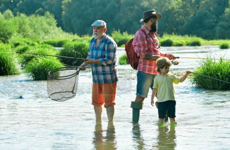 Papá e hijo pescando en el lago. Abuelo, padre y nieto pescando juntos. Nieto con el padre y el abuelo de pesca en el lago