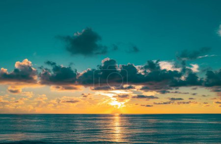 Foto de Puesta de sol en la playa tropical mar océano con nubes del amanecer. Banner para vacaciones de viaje. Paisaje nublado sobre el mar, amanecer. Paisaje cielo y reflejos rayos en el agua. Crepúsculo, crepúsculo en el mar. Fondo del cielo - Imagen libre de derechos