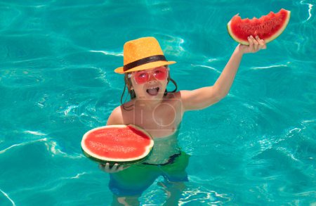 Téléchargez les photos : Child eat watermelon in the pool. Child in swimming pool. Summer kids activity. Summer vacation. Healthy kids lifestyle - en image libre de droit