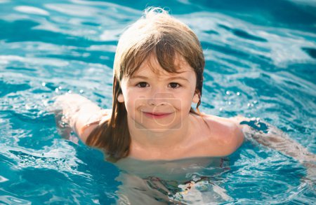 Foto de Retrato de un niño nadando en el mar. Chico riendo en el agua de las olas en el mar. Cara divertida de los niños - Imagen libre de derechos