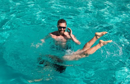 Téléchargez les photos : Station balnéaire estivale. Couple en piscine. Loisirs d'été actifs - en image libre de droit