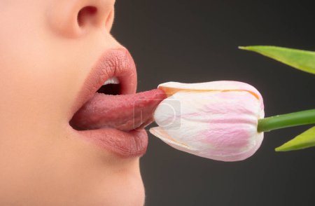 Téléchargez les photos : Lèvres et fleur de printemps. femme sexy bouche et fleurs. sexe oral, orgasme, pipe, lécher la fleur. lèvres fille avec des tulipes - en image libre de droit