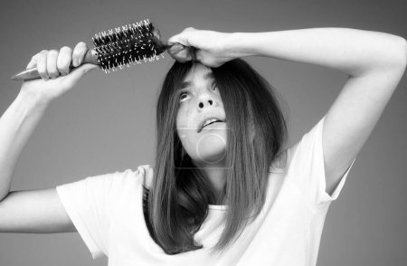 Téléchargez les photos : Femme inquiète pour la perte de cheveux. Problème de chute de cheveux - en image libre de droit