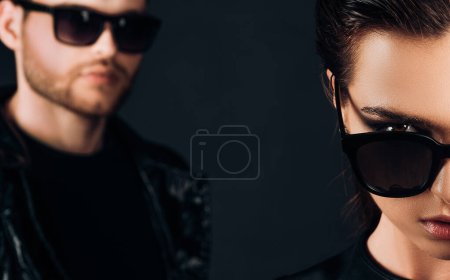 Foto de Pareja en gafas de sol negras de moda. Cara de cerca. Jóvenes de moda. Aspecto de moda - Imagen libre de derechos