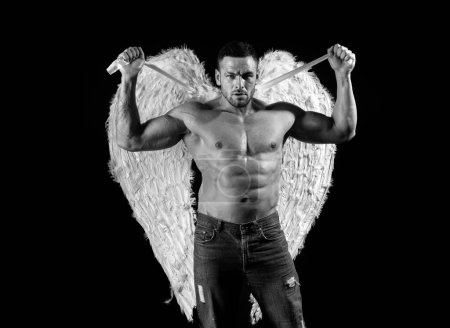 Téléchargez les photos : Homme ange Cupidon sexy avec des ailes d'anges pour la Saint-Valentin. Muscle fort bel ange masculin dépouillé. Beau jeune homme athlétique avec un torse nu ressemble à un ange aux ailes blanches - en image libre de droit