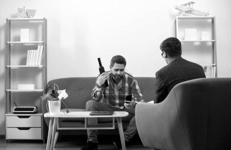Foto de Hombre discutiendo sus problemas psicológicos con un psiquiatra durante una sesión de terapia. Asesoramiento social a los padres - Imagen libre de derechos