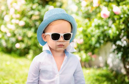 Cooles Kind mit Sonnenbrille draußen. Sommer stilvolles trendiges Konzept für Jungen- oder Kindermode
