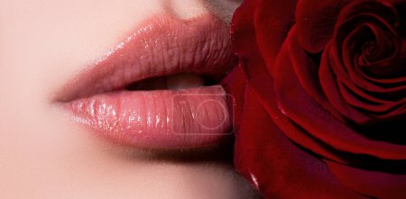 Téléchargez les photos : Lèvres fermées avec rose rouge. Les cosmétiques composent la publicité. Belle femelle lèvres rouges parfaites - en image libre de droit