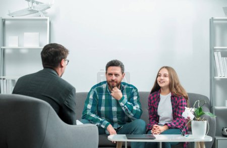 Foto de Psicólogo trabajador social hablando con padre e hija adolescente. Padres que le hablan al psicólogo sobre problemas infantiles - Imagen libre de derechos