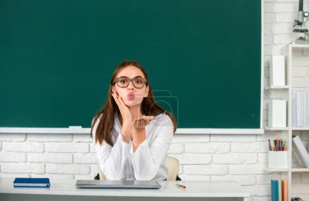 Téléchargez les photos : Portrait de jolie jeune étudiante mignonne avec baiser d'air à l'université ou au lycée - en image libre de droit