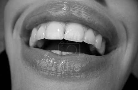 Lächelnder Mund. Zahnpflege, gesunde Zähne und Lächeln, weiße Zähne im Mund. Nahaufnahme eines Lächelns mit weißen gesunden Zähnen