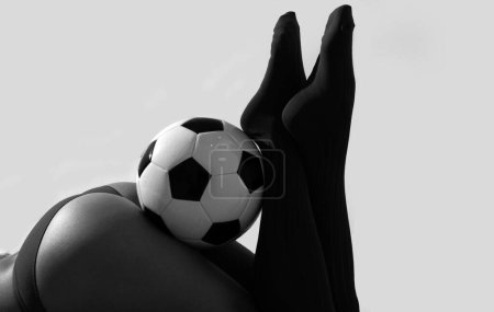 Téléchargez les photos : Sport sexy. fille en uniforme de football avec ballon. fan de football. femme cul - en image libre de droit