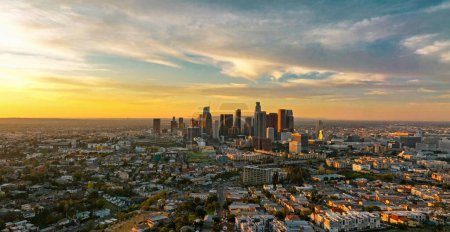 Foto de Un avión no tripulado volando en el centro de Los Ángeles. Vista aérea urbana del centro de Los Ángeles - Imagen libre de derechos