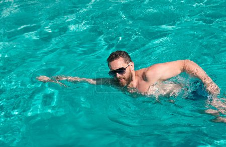 Foto de Vacaciones de verano. Hombre nadando en la piscina. Resort de verano piscina. Fin de semana activo - Imagen libre de derechos