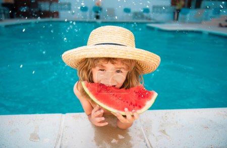 Foto de Divertido niño con sandía. Chico divirtiéndose en la piscina. Vacaciones de verano y alimentación saludable - Imagen libre de derechos