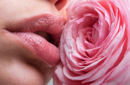 Téléchargez les photos : Lèvres en gros plan. Belle femme lèvres avec rose - en image libre de droit