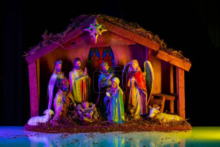 Téléchargez les photos : Vierge Marie, Joseph et l'enfant Jésus. Scène religieuse - en image libre de droit